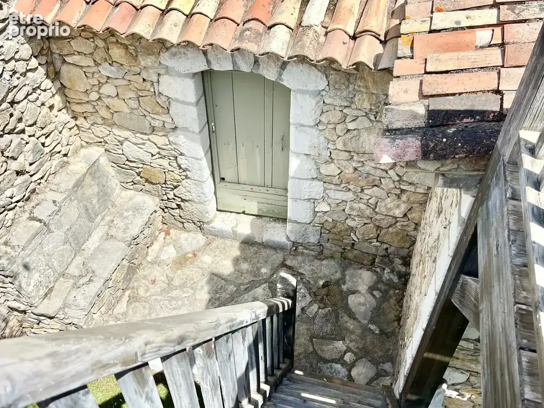 Bâtisse en pierre avec courette. terrasse et jardin - photo 16