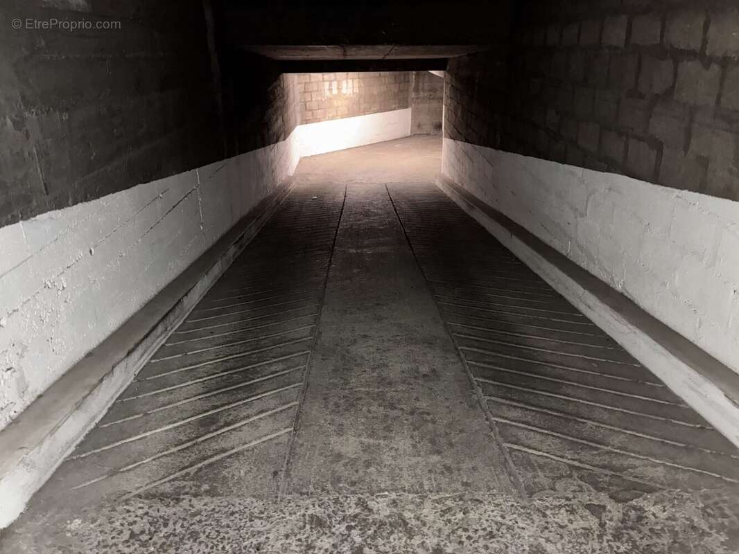 Parking à PARIS-11E