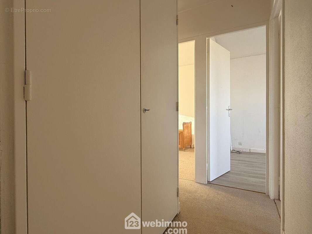 Le palier avec placard (5 m2) distribue : - Maison à JAUNAY-CLAN