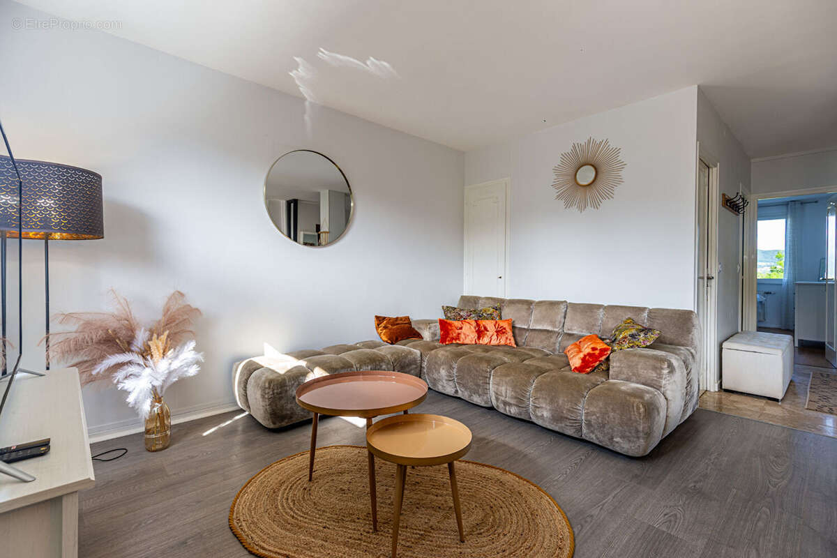 Agence immobiliere laforet - exclusivite - "oeillet" - annecy - appartement t3 de 65.14m² - traversant - 2 balcons - cave - avan - photo 2