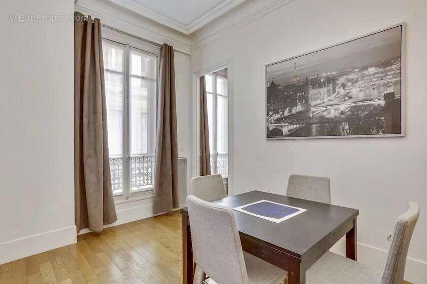 Appartement à PARIS-1E