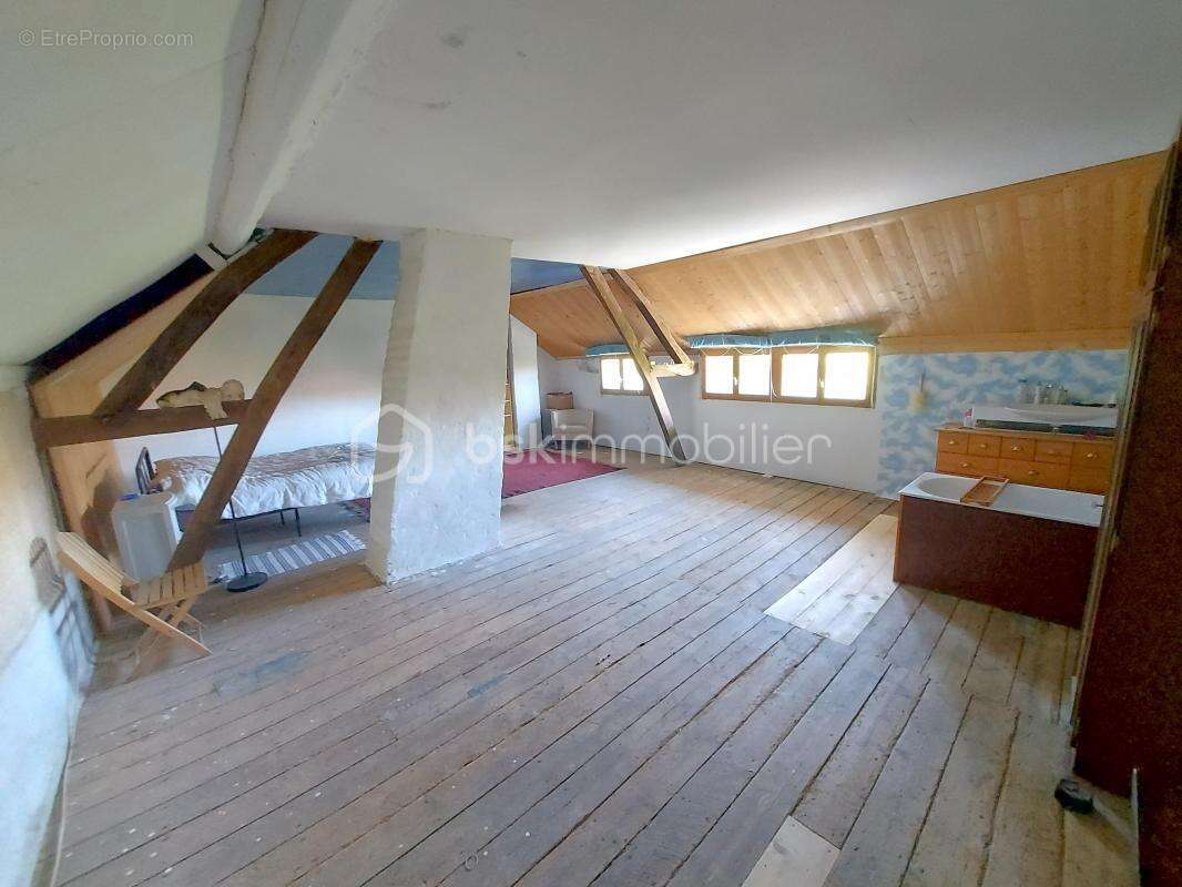 Maison de caractère avec dépendances ! calme, espace et potentiel : une opportunité à saisir ! - photo 11