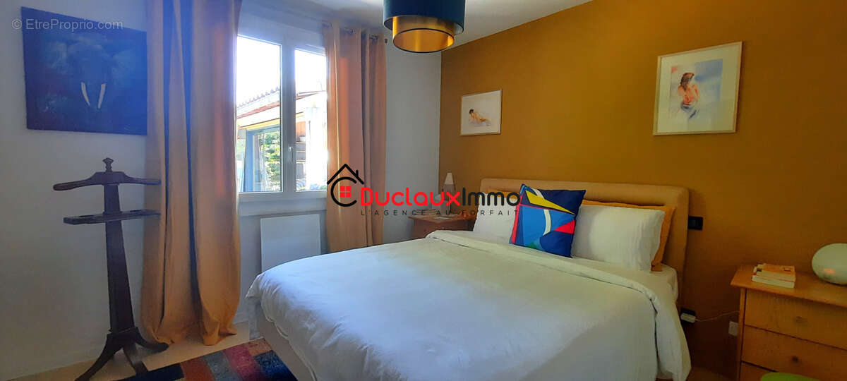 Grande maison individuelle de plain-pied avec piscine et vaste terrain arboré - photo 11