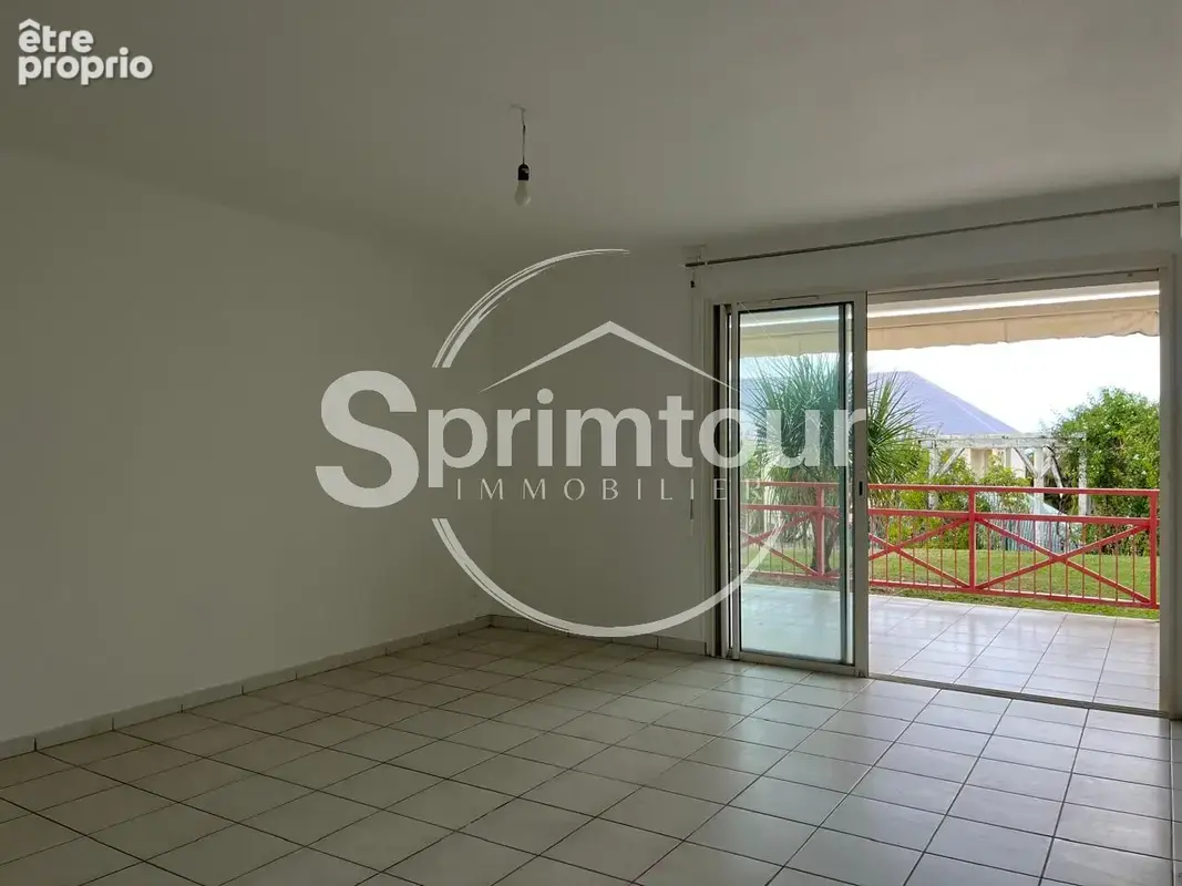 SAINT-CLAUDE - Appartement T3 rénové avec terrasse dans une résidence sécurisée avec piscine - photo 13