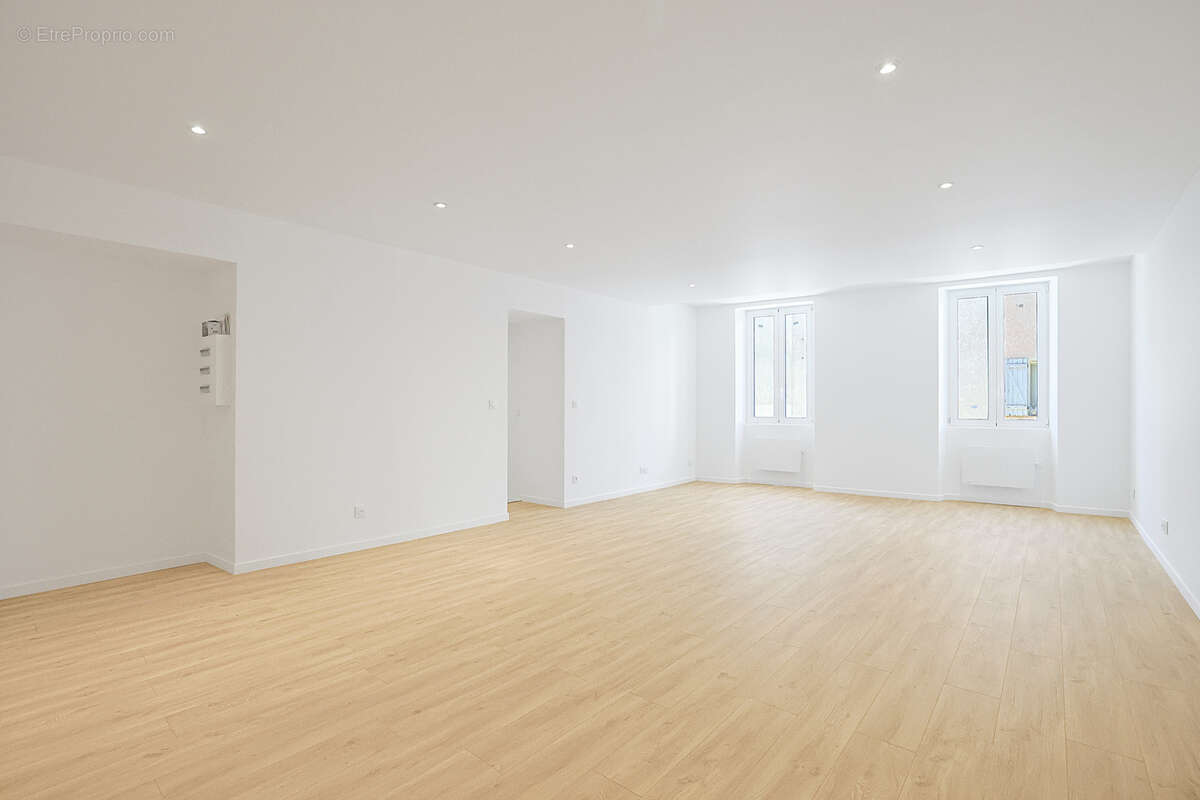 Appartement à SOLLIES-PONT