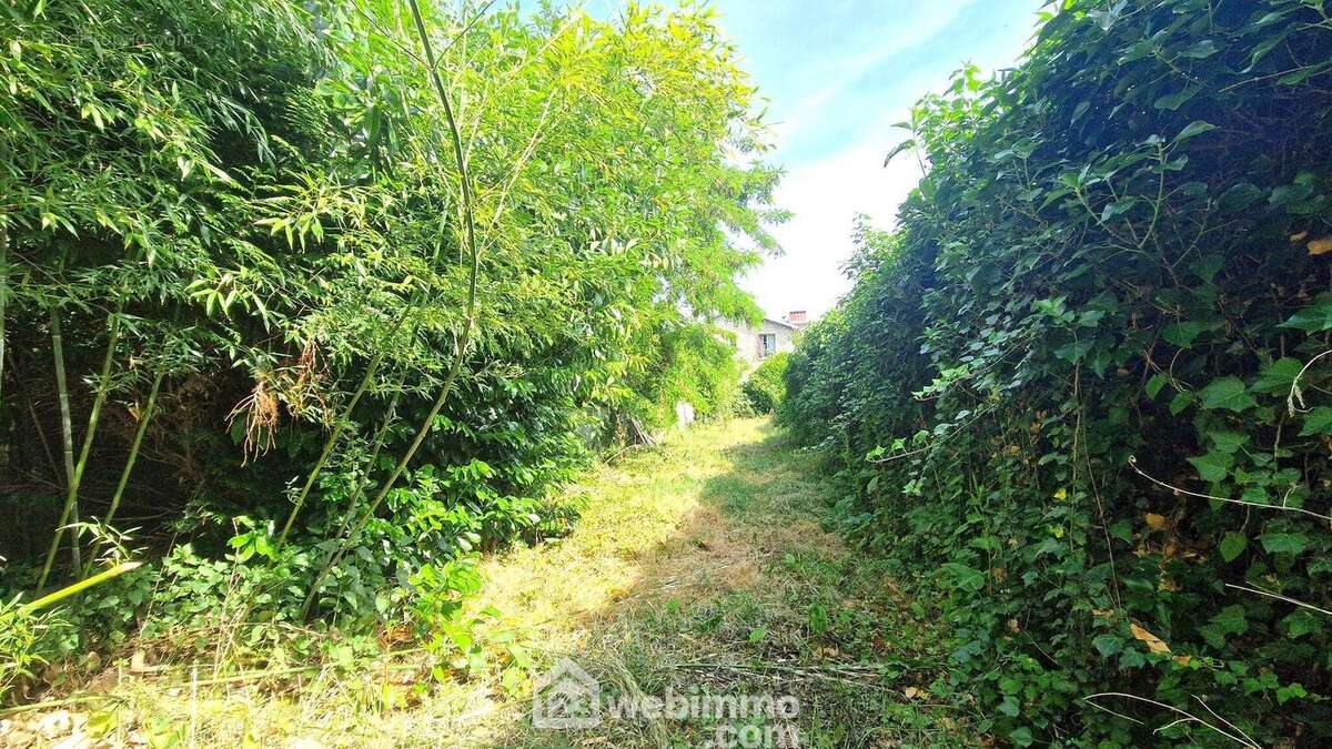 Erigée sur une parcelle de 326 m² - Maison à LAON