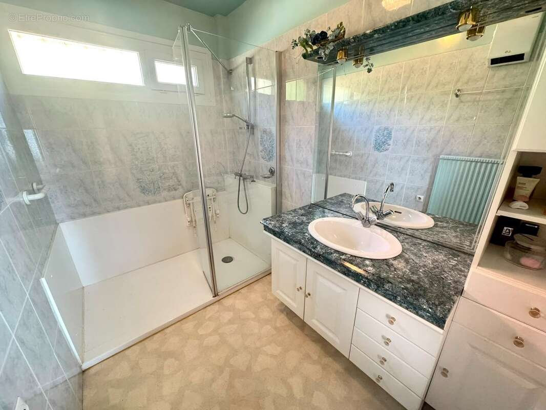 SAINT-JEAN-BONNEFONDS – Maison familiale de 120 m² avec jardin, terrasse et garage - photo 7