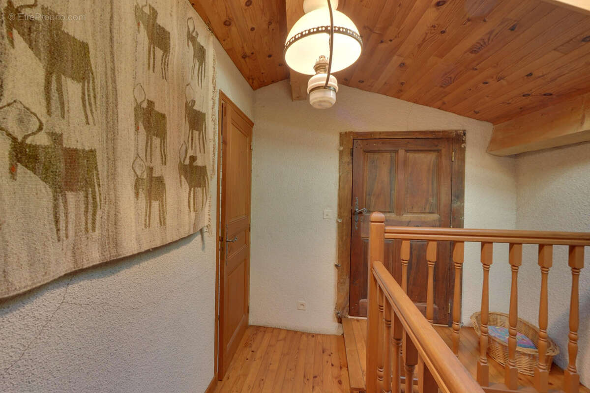 Maison à SAINT-SAUVEUR-DE-MONTAGUT