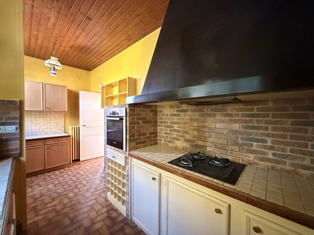 Maison de ville avec garage et beau potentiel au cœur de Ruffec - photo 4