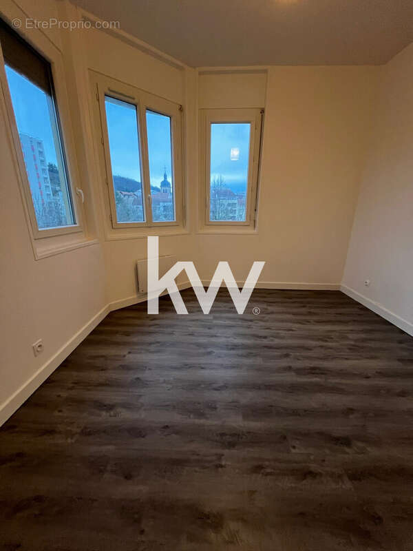 Appartement à LE CHAMBON-FEUGEROLLES