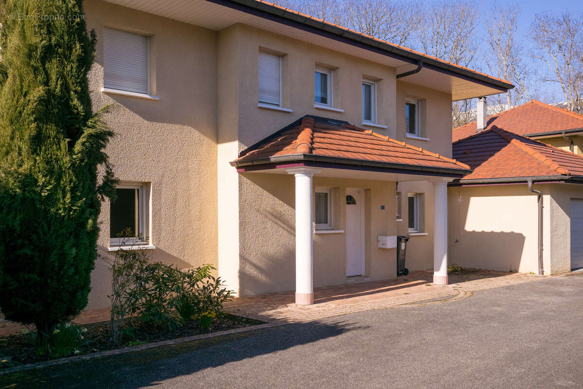 Maison à SAINT-GENIS-POUILLY