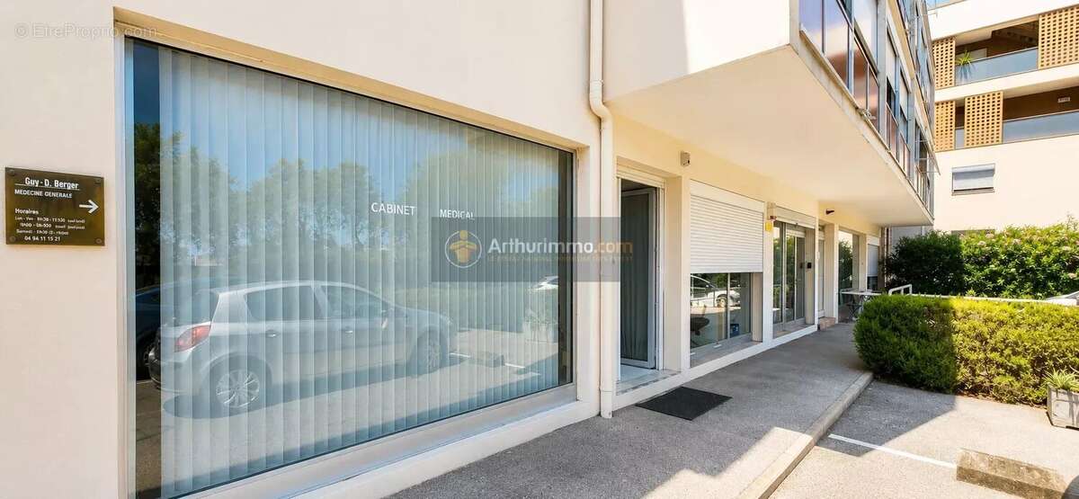 Murs commerciaux Saint-Aygulf centre - deux parkings - photo 3