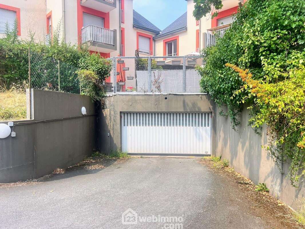 Dans une résidence proche du C.H.U d'Angers... - Parking à ANGERS