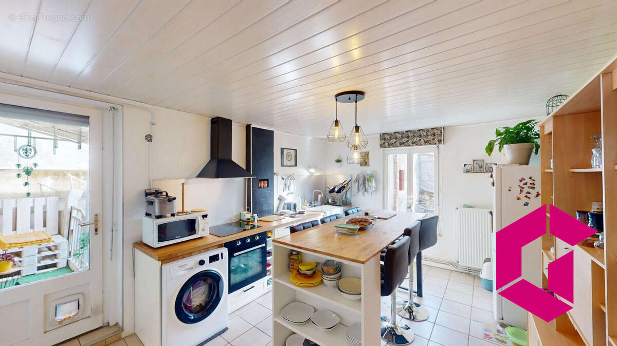 Appartement à LE CHAMBON-FEUGEROLLES