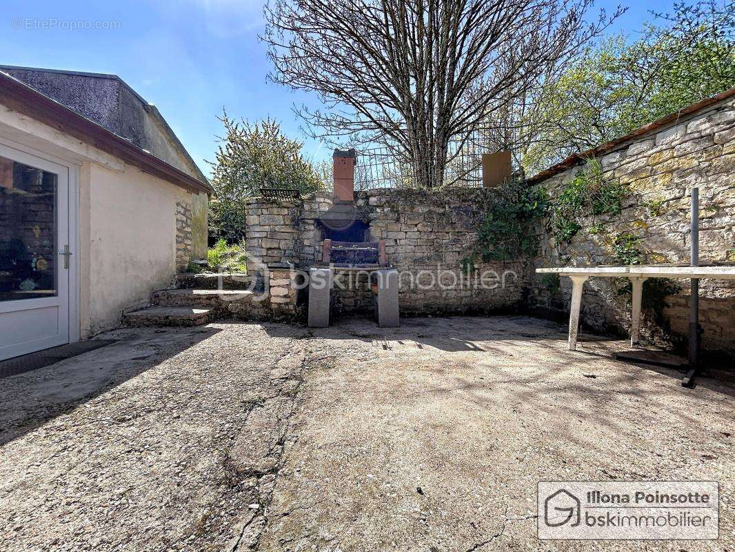 Maison avec terrasse, jardin et garage - photo 7
