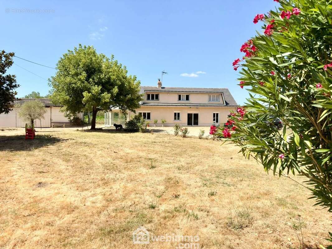 Maison 98 m² à Longue-Jumelles  - photo 2