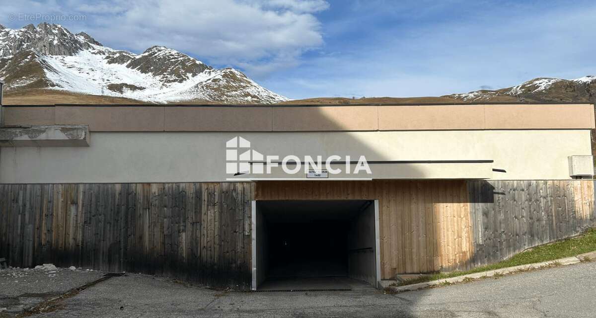 Parking à SAINT-FRANCOIS-LONGCHAMP