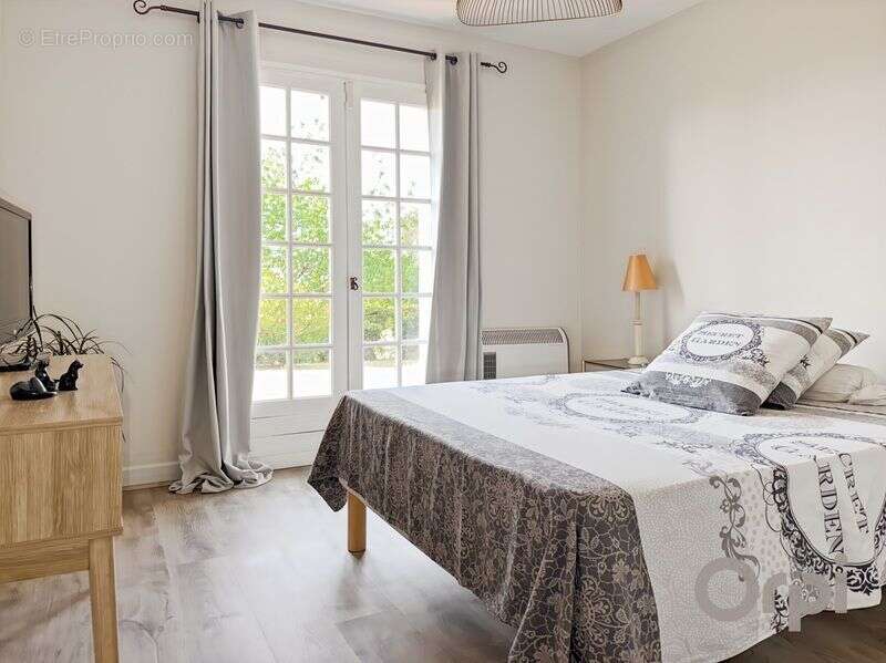 Non loin de FLEURANCE, maison traditionnelle de plain pied de 160 m² habitable avec double garage et jardin autour - photo 11
