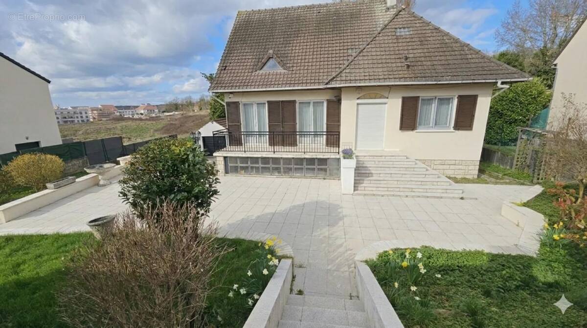 Maison à LONGPERRIER