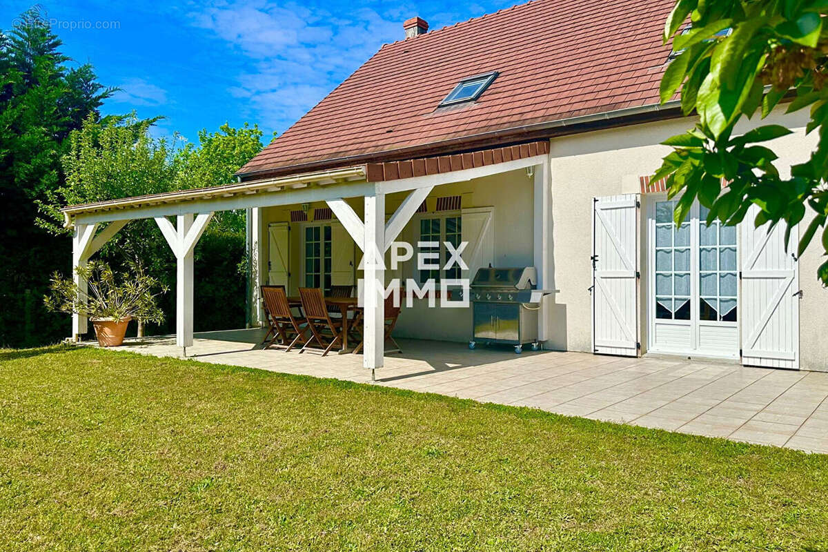 Maison à SAINT-DENIS-DE-L'HOTEL