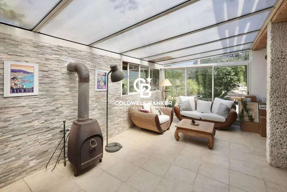 Plain-pied avec piscine et exceptionnel terrain privatif de 2 500 m² - photo 9