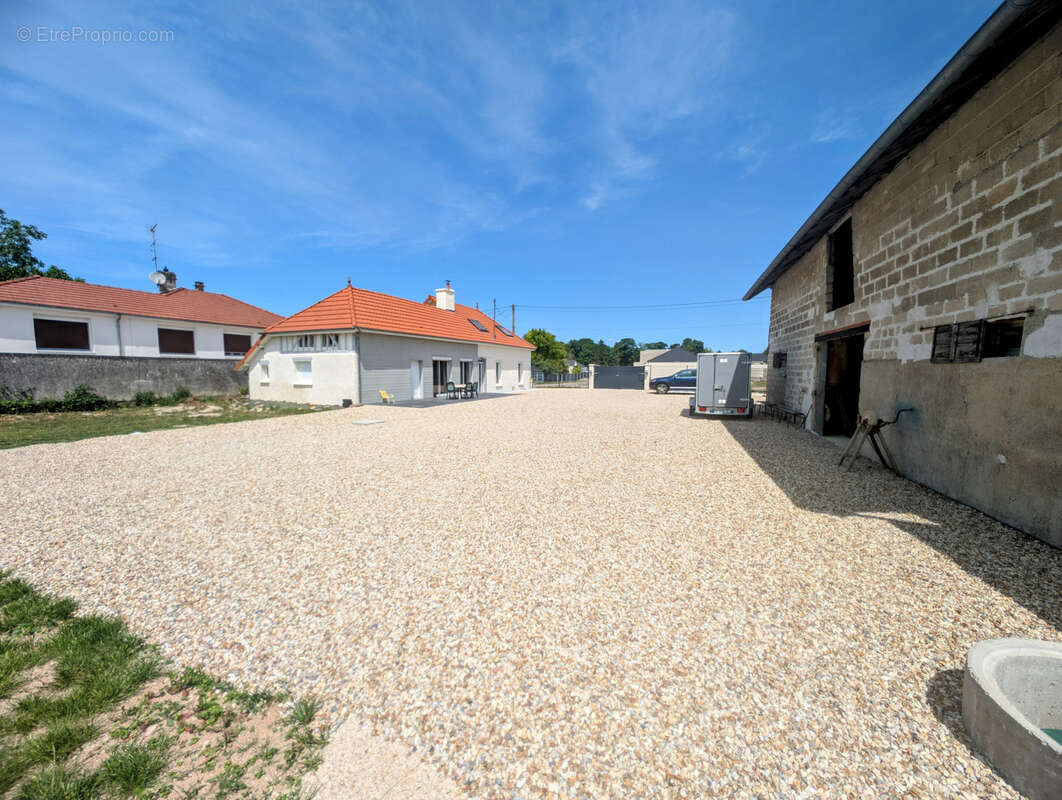 Maison à CHARMONT-SOUS-BARBUISE