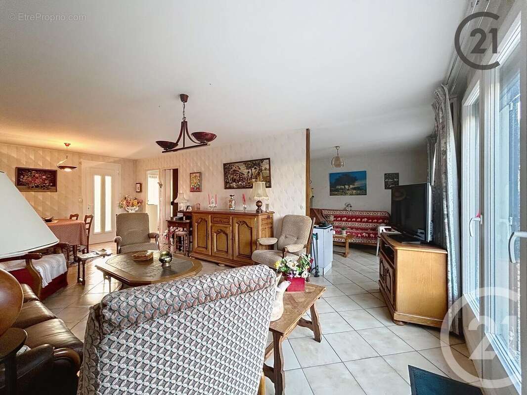 Maison à LA CHAPELLE-SAINT-LUC