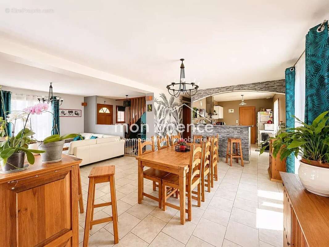 Sainte-Croix-sur-Buchy – Maison familiale de 133 m² sur un terrain de près de 2 000 m² - photo 4