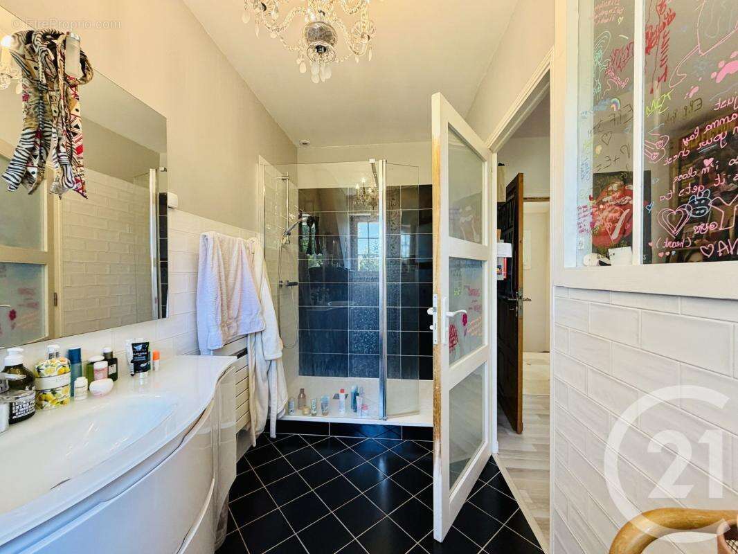 Maison 189 m² à Saint-Priest-Taurion  - photo 16
