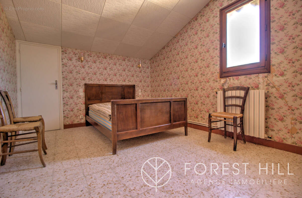 Maison 4 faces   fort potentiel, grand garage et terrain - photo 10