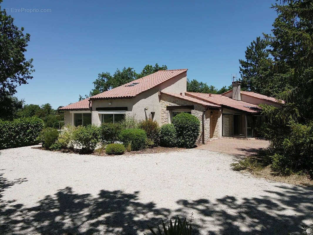 Maison de plain-pied de 156 m2 avec piscine, garage et terrain arboré - photo 23