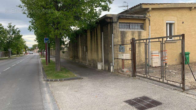 Commerce à ENTRAIGUES-SUR-LA-SORGUE