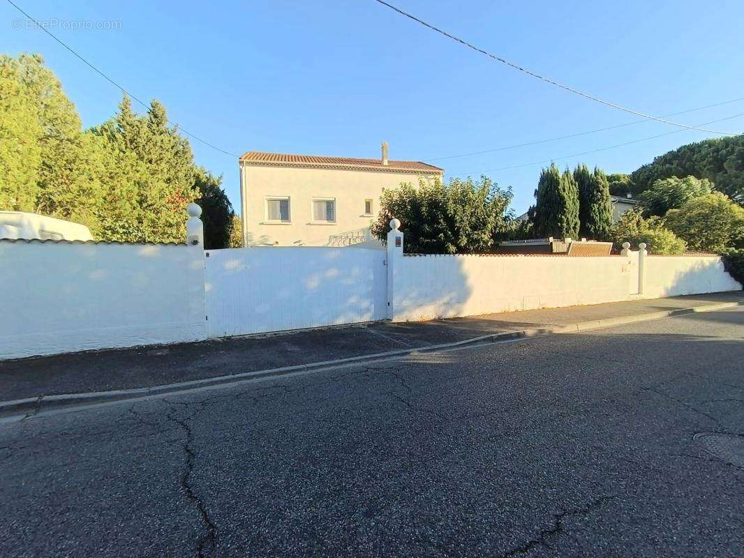 À Vendre : Garage piscine cuisine d'été extérieur de plus de 1100 m² + F3 - photo 2