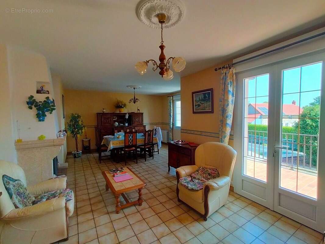 Maison à VILLAINES-LA-JUHEL