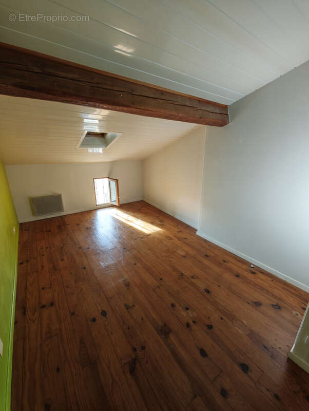 Appartement à VILLESISCLE