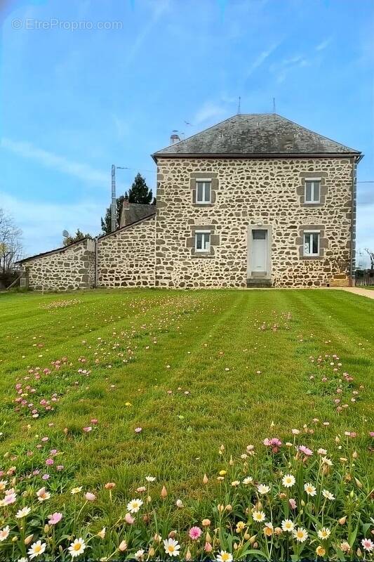 Maison à LE MAYET-DE-MONTAGNE