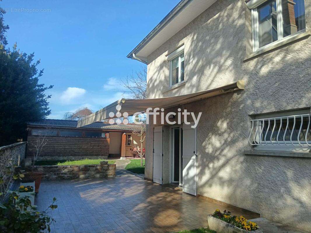 Maison 203 m² à Saint-Just-Saint-Rambert  - photo 3