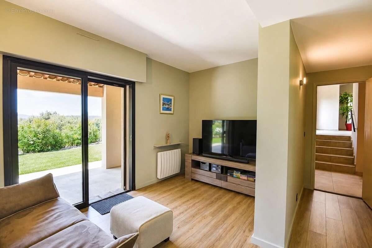 Vue village Belle villa de 300 m² avec 6 chambres - photo 10