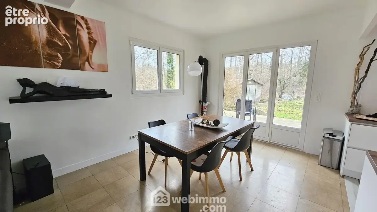 Un espace salle à manger et un accès direct sur la terrasse.