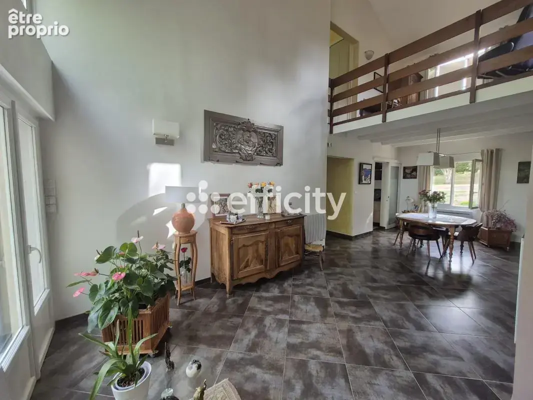 Maison 174 m² à Confolens  - photo 3