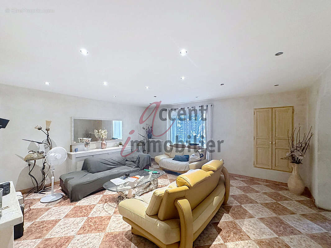 Cabannes, partie de mas de 128m² sur 584m² de terrain - photo 3