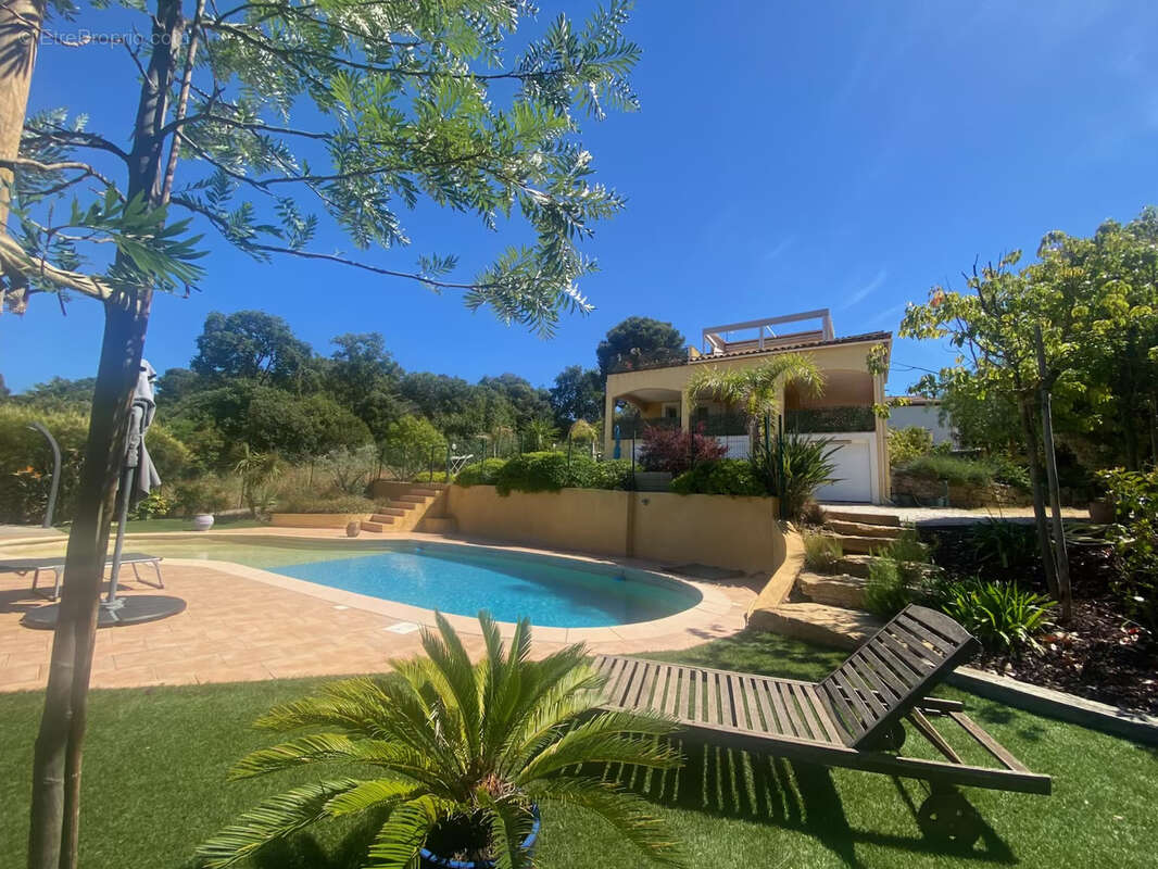 Proche Brusc - Villa en position dominante avec aperçu mer, studio indépendant et piscine - photo 32