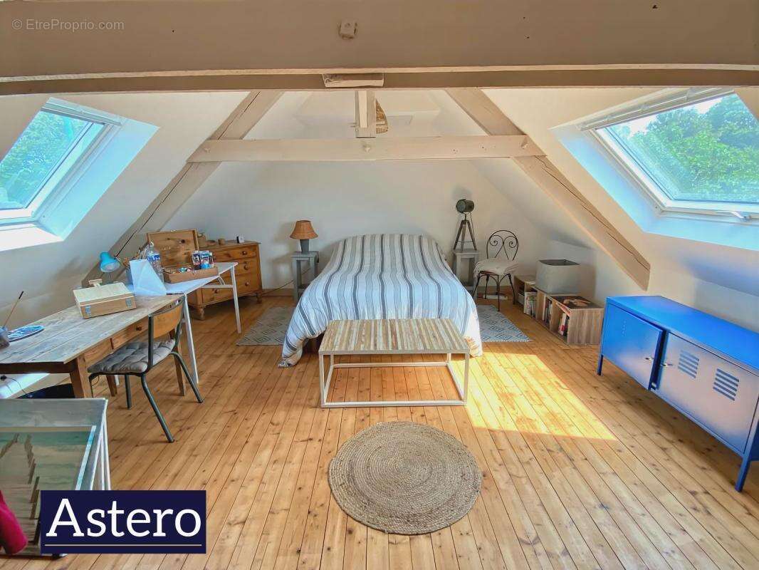 Maison familiale avec chambre au rez-de-chaussée, terrain constructible de 2 240 m² et dépendances - photo 7