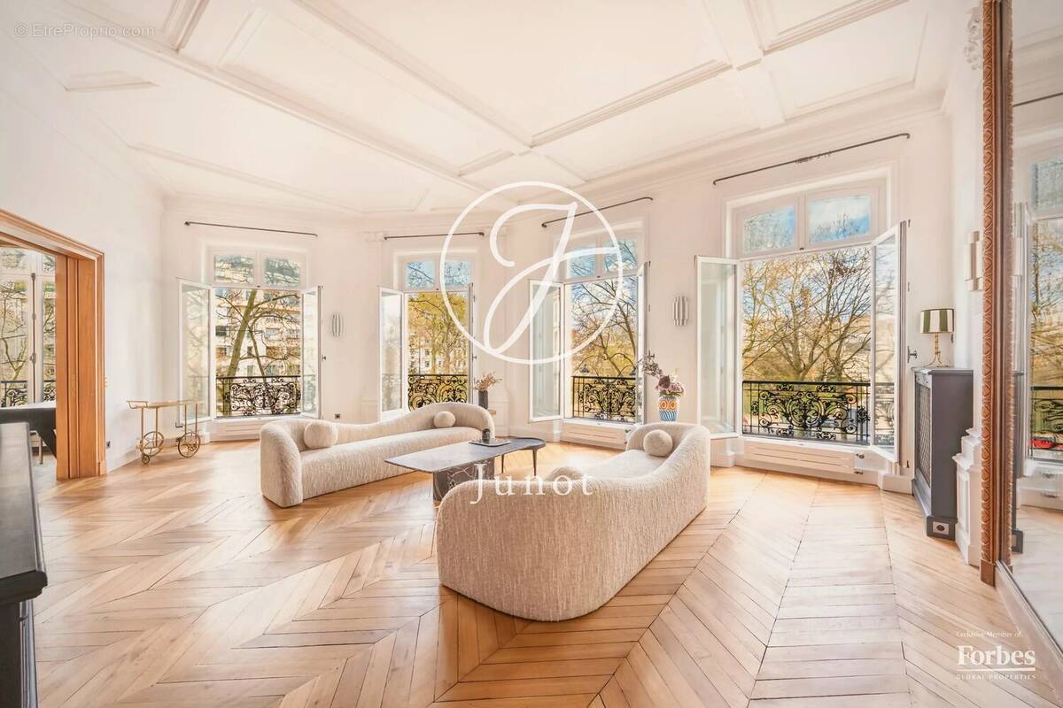 Appartement à PARIS-8E