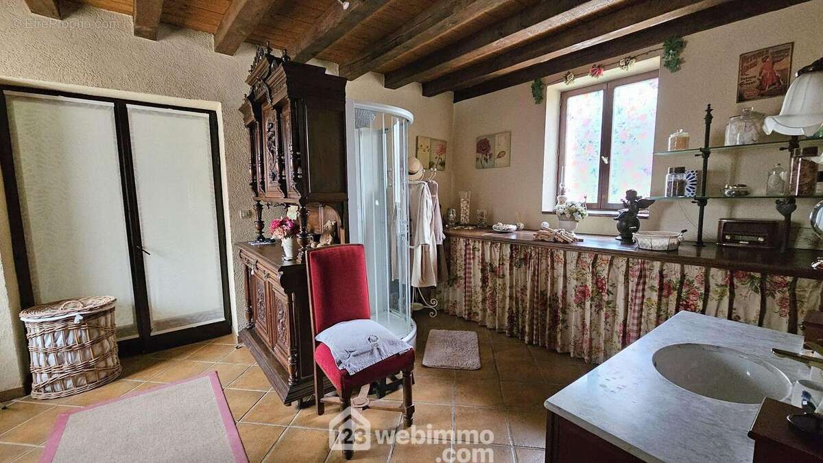 Au RDC, une salle d&#039;eau de 18 m² avec son espace buanderie. - Maison à MILLY-LA-FORET