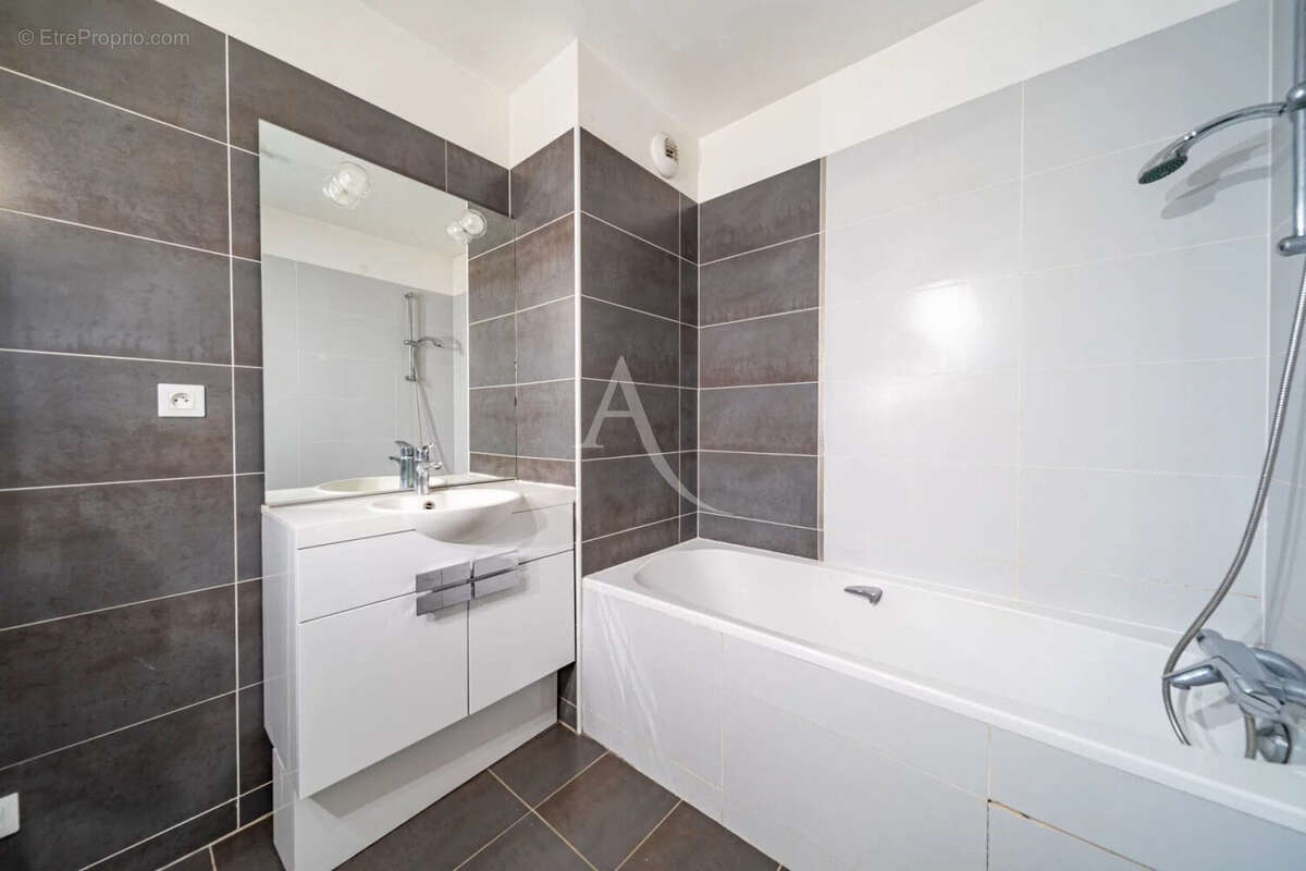 Suresnes - Résidence Sisley - Appartement 3 pièces 69m² - Parking en sus - photo 7
