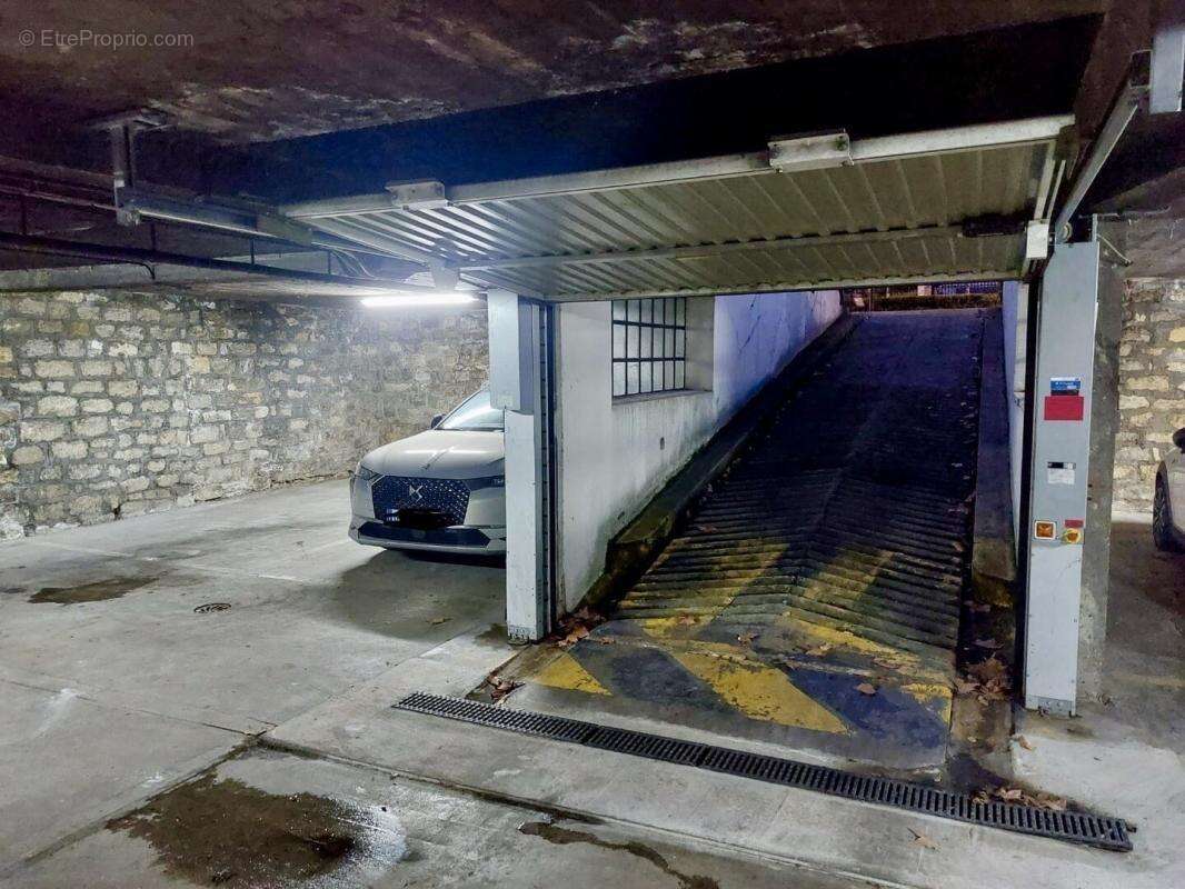 Parking à NEUILLY-SUR-SEINE