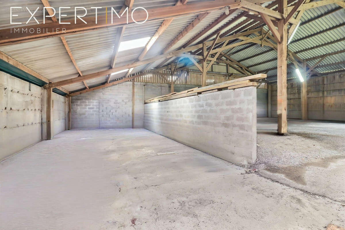 Hangar de 400 m2, dépendances et longère à rénover sur 1 573 m2   Fort potentiel à L’Archantel - photo 3