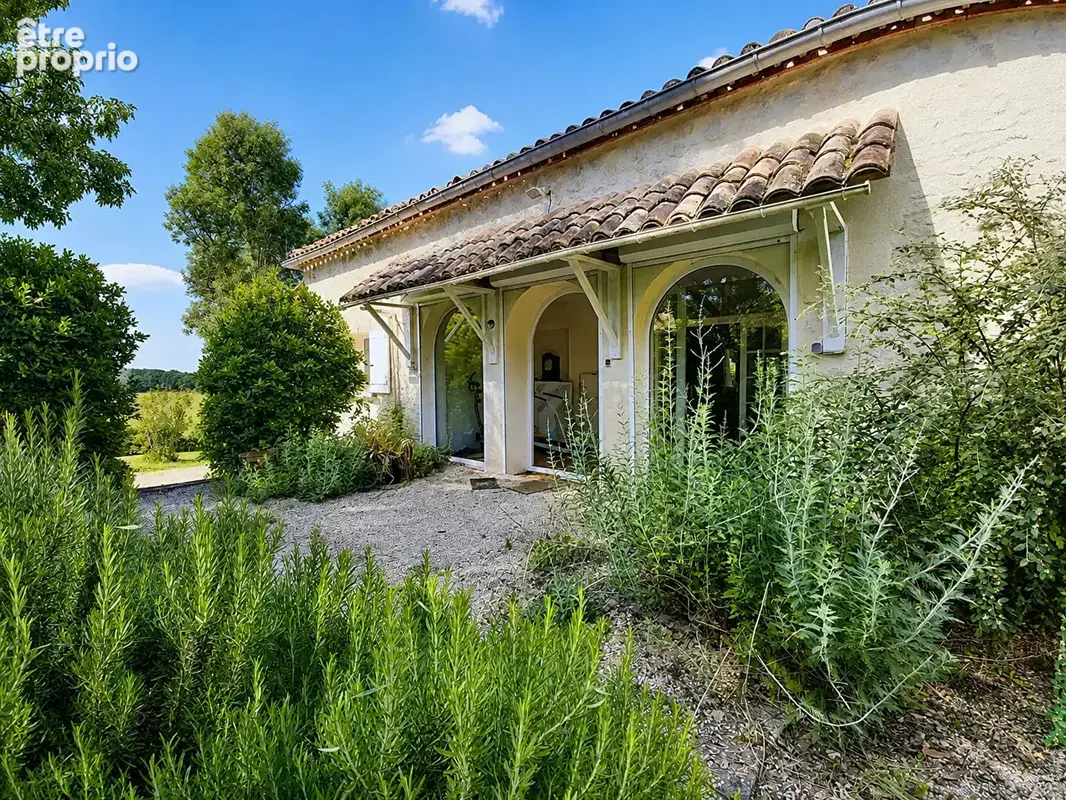 Ensemble immobilier de caractère - Deux maisons, dépendances et superbe vue campagne - photo 2