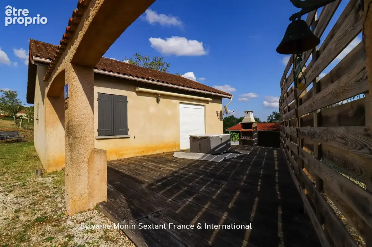Deux maisons, une piscine, un terrain constructible et un fort potentiel locatif - photo 4